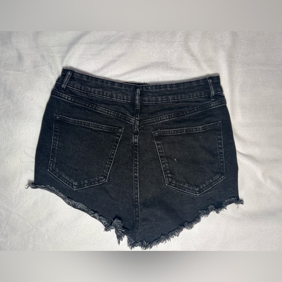 Zara Black Jean Shorts with High Waist and Distressed Hem - Picture 3 of 6